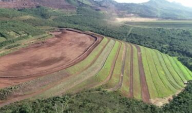 A barragem da Mina de Serra Azul, localizada em Minas Gerais, foi elevada para o nível de emergência 3 pela Agência Nacional de Mineração e a companhia ArcelorMittal comenta sobre riscos à mineração da região