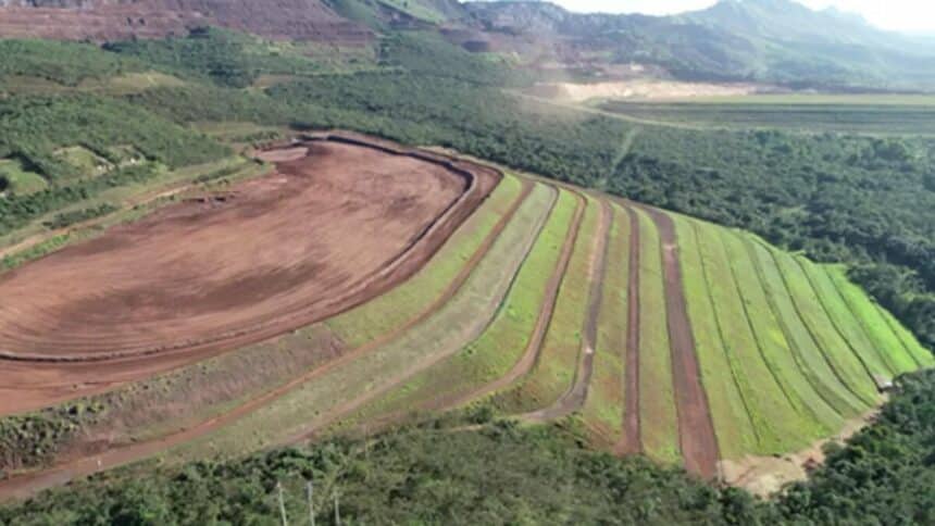 A barragem da Mina de Serra Azul, localizada em Minas Gerais, foi elevada para o nível de emergência 3 pela Agência Nacional de Mineração e a companhia ArcelorMittal comenta sobre riscos à mineração da região