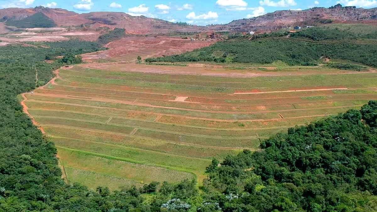 A operação da ArcelorMittal na mineração da Mina da Serra Azul não possui um atestado de segurança e empresa ainda não tem prazo definido para a descaracterização da barragem localizada em Itatiaiuçu