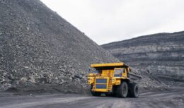 caminhão amarelo na indústria mineral de carvão