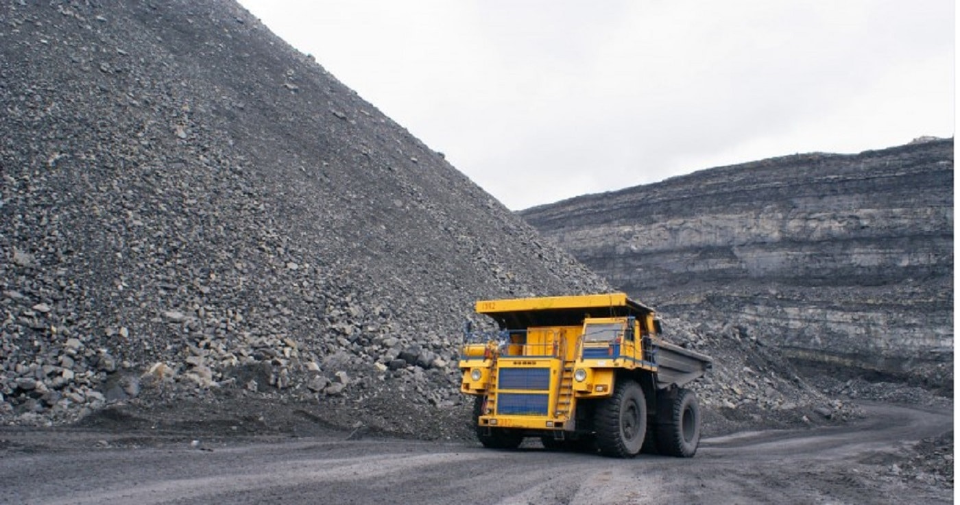caminhão amarelo na indústria mineral de carvão